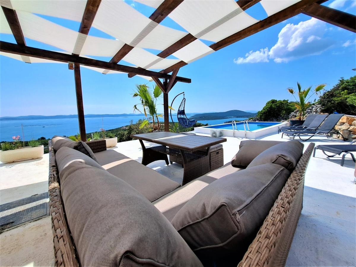 Robinson Villa *