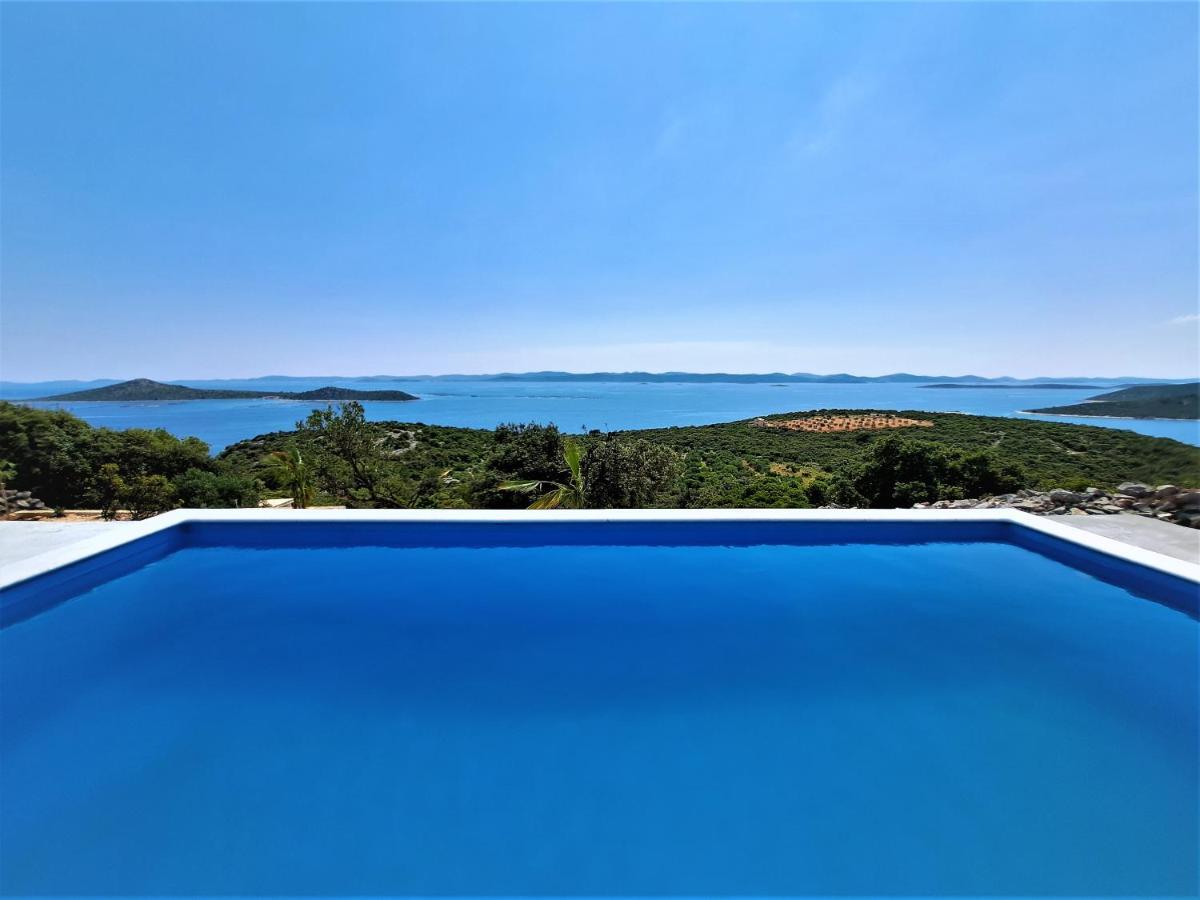 Robinson Villa *